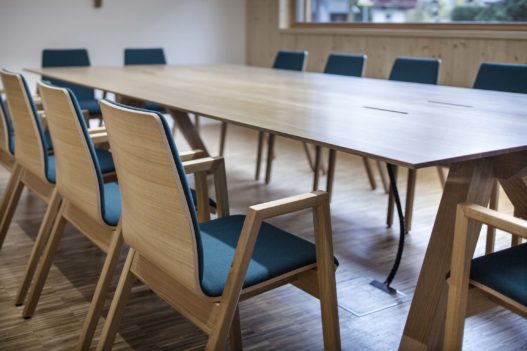 Tische und Stühle im Gemeindezentrum Amlach