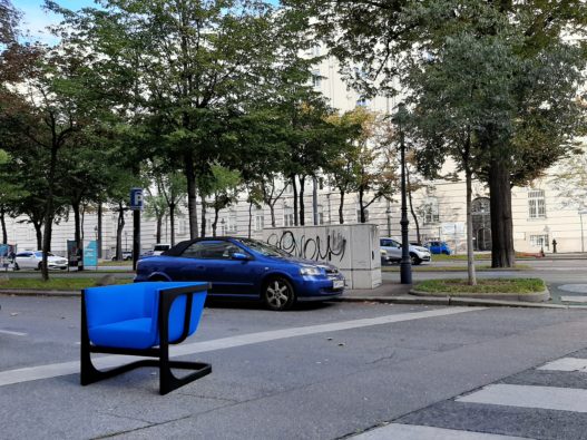 Trewit Freischwinger mit blauer Polsterung