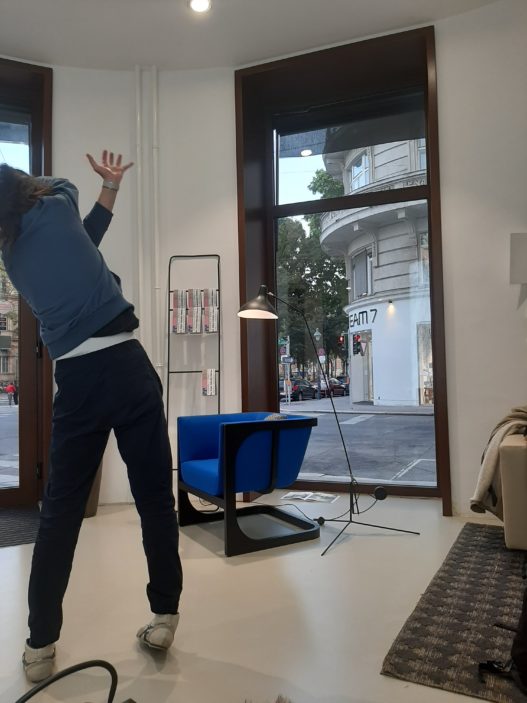 Trewit Freischwinger mit blauer Polsterung bei Vienna Design Week 2020