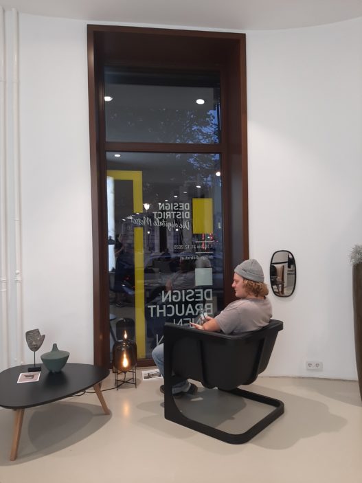 Trewit Freischwinger mit schwarzer Polsterung bei Vienna Design Week 2020