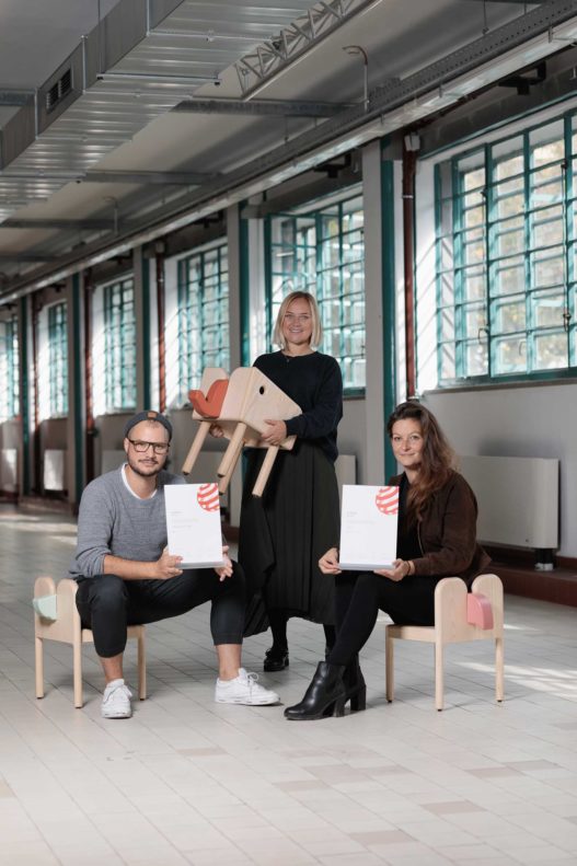 Sebastian Berger, Sophie Wittmann, Sabrina Höllriegl mit Kinderstuhl Anuk