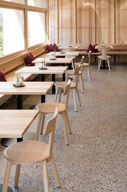 Holztische aus Massivholz in der Bäckerei Kloser