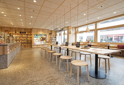 Innenansicht mit Massiholzmobiliar in Bäckerei Kloser