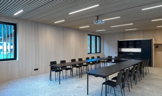 Konferenz- und Seminarraum Tische von Trewit im Gemeindesaal Feichten