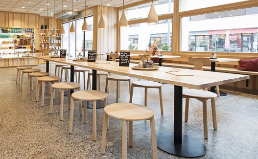 Hocker aus Massivholz von der Bäckerei Kloser