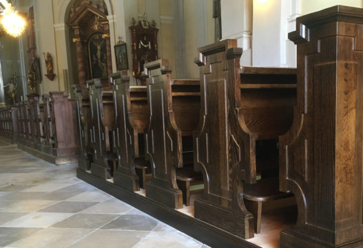 Detail der Sitzbänke in Pfarr- und Wallfahrtskirche Hoheneich