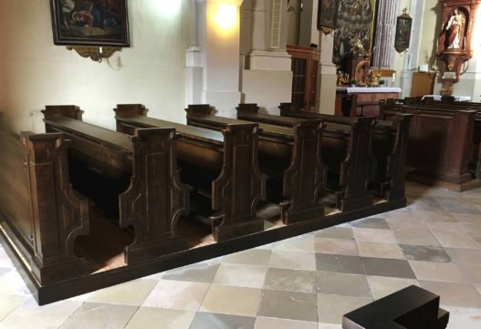 Reihen der Kirchenbänke in Pfarr- und Wallfahrtskirche Hoheneich