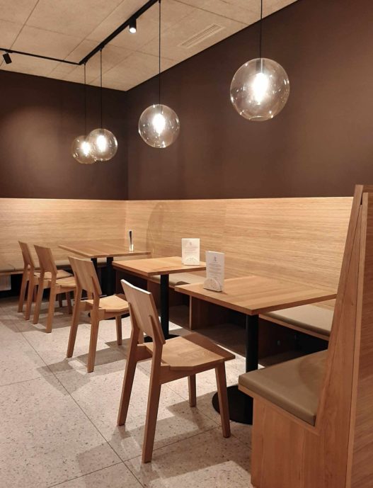 Massivholztische und Bestuhlung im Bistrobereich der Honeder Naturbackstube
