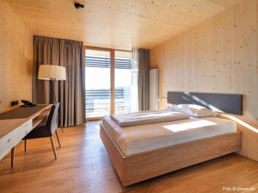 Bett und Schreibtisch von Trewit in Gesundheitseinrichtung Josefhof