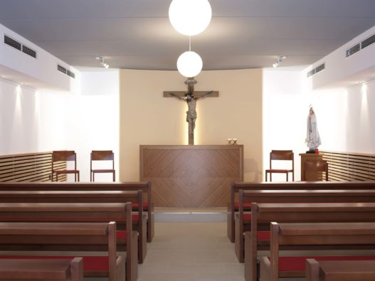 Kapelle St Martin Innenansicht mit Kirchenbänken