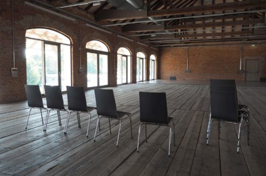 Trewit Stühle im Saal des Kitzmantelfabrik Museums