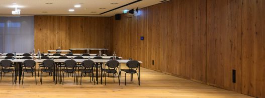 Holztische und Bestuhlung im Seminarraum des Hotel Edelweiss
