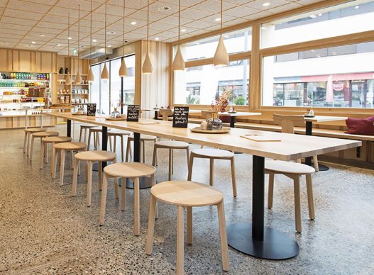 Tische mit Säulengestell von Trewit in der Bäckerei Kloser