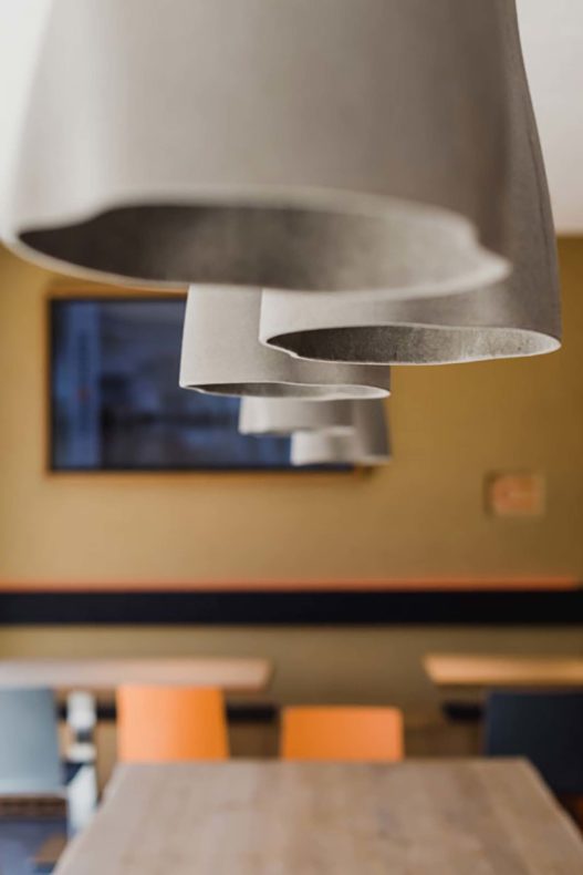 Variotherm Kantine Lampen und Möblierung
