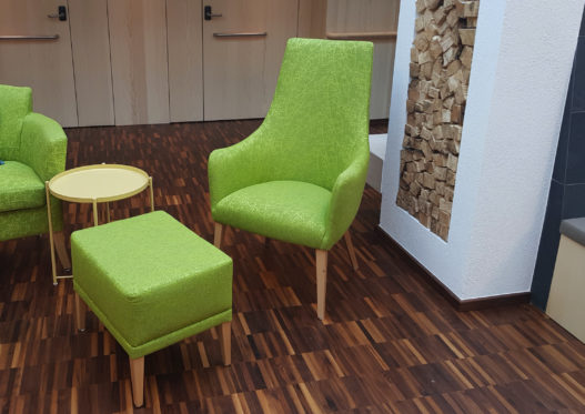 Grüne Polstermöbel in Sozialzentrum Sölden