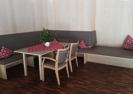Eckbank, Stühle und Esstisch im Sozialzentrum Sölden