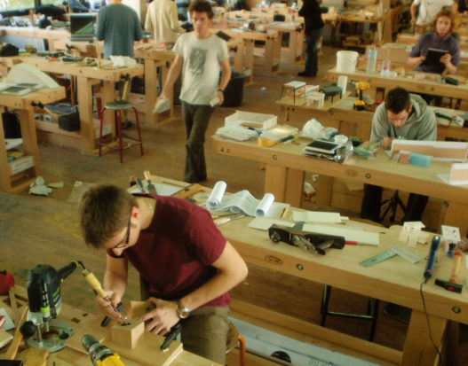 Schüler der Ecole Boulle in Paris im Arbeitsbereich mit Hobelbänken von Wittmann/Trewit