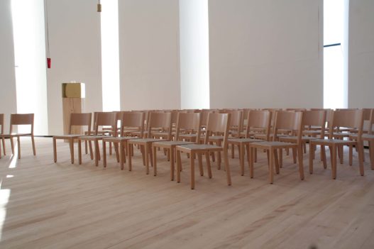 Detailansicht der Stühle aus Massivholz im Seelsorgezentrum Lichtenberg
