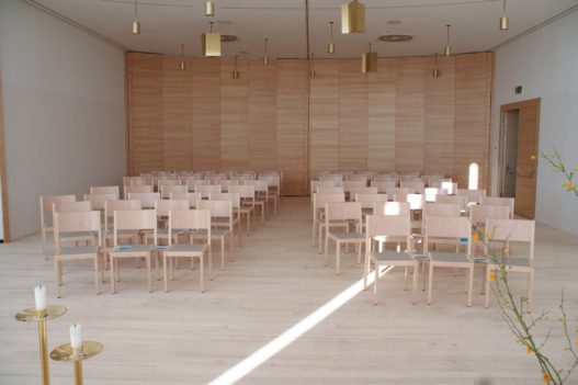 Bestuhlung aus Massivholz für das Seelsorgezentrum Lichtenberg