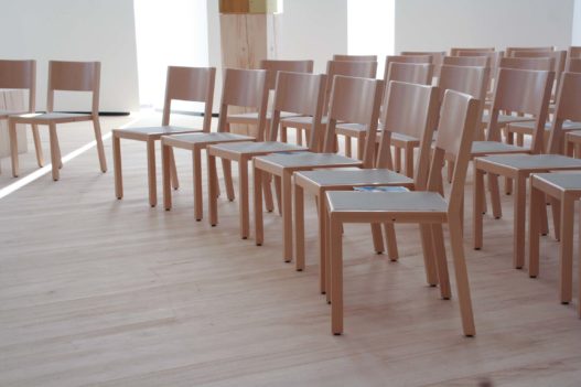 Bestuhlung aus Massivholz für das Seelsorgezentrum Lichtenberg
