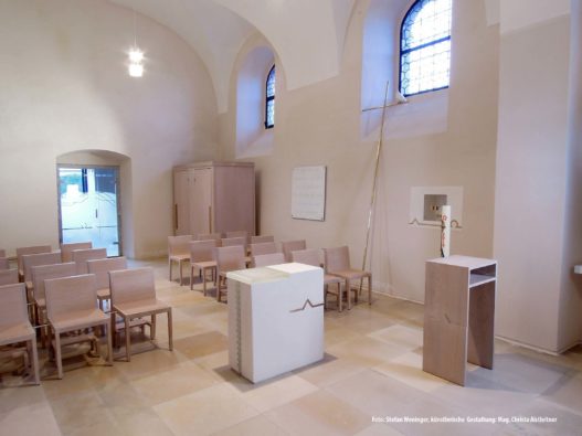 Bestuhlung aus Massivholz von Trewit für Kapelle Neufelden