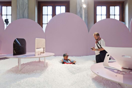 Besucher bei Pleasure and Treasure Ausstellung Milano Design Week 2019