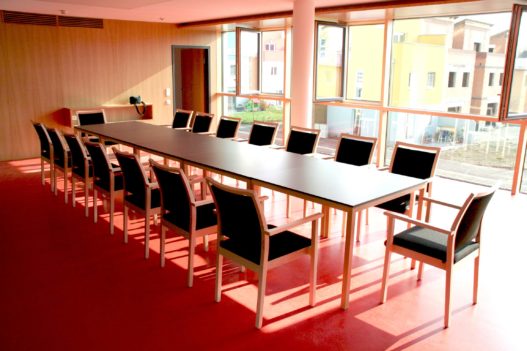 Langer Holztisch von Trewit im Sozialzentrum Pichling