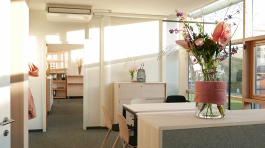 Arbeitstische und Bestuhlung in Co Working Office Freiraum Lustenau