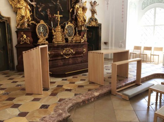 Altar und Rednerpult aus Massivholz in Akademikerkapelle Kremsmünster