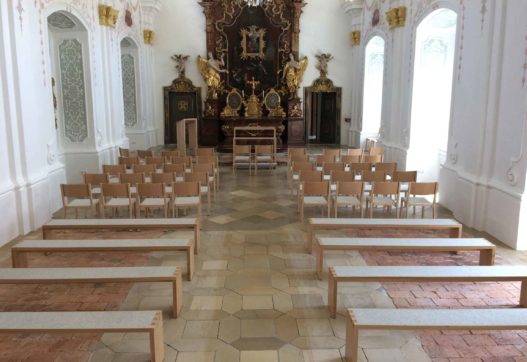 Altar, Bestuhlung und Sitzbänke von Trewit in Akademikerkapelle Kremsmünster