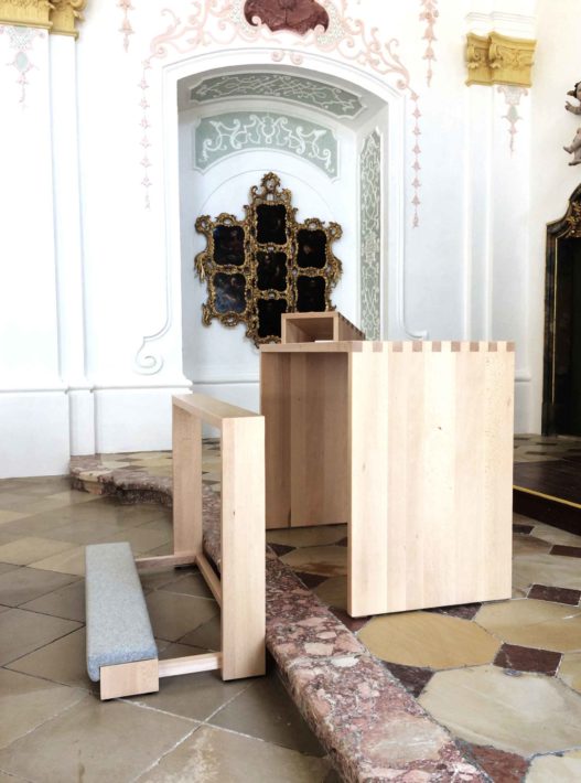 Altar und Kniebank aus Massivholz von Trewit in Akademikerkapelle Kremsmünster