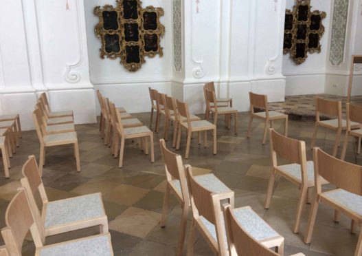 Bestuhlung aus Massivholz mit Sitzauflage
