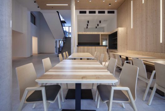 Esstische und Bestuhlung aus Massivholz in Gemeindezentrum Amlach