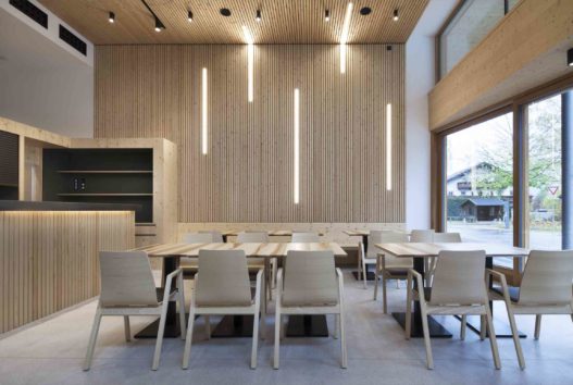 Massivholztische und Stühle von Trewit in Gemeindezentrum Amlach
