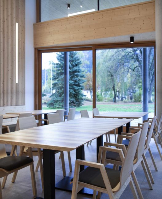 Esstisch aus Massivholz in Gemeindezentrum Amlach
