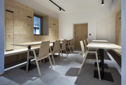 Tische in Garderobe des Gemeindezentrums Amlach