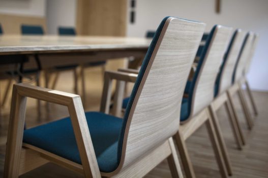 Bestuhlung von Trewit im Sitzungssaal des Gemeindezentrums Amlach