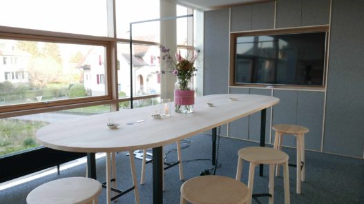 Hoher Massivholztisch in Meetingraum in freiraum Fabrik Lustenau