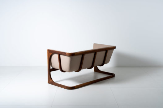 Trewit Sofa Crafted Freischwinger Nuss Gestell