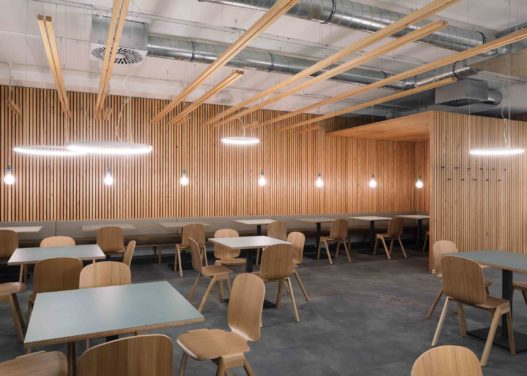 Wandverkleidung aus Holz in Bistro in Margarethen am Moos