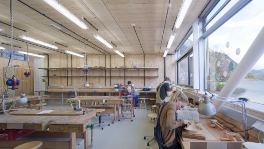 Schüler beim Instrumentenbau in HTBLA Hallstatt