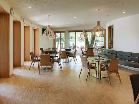 Esstische und Stühle von Trewit im Senior:innenwohnheim Nonntal